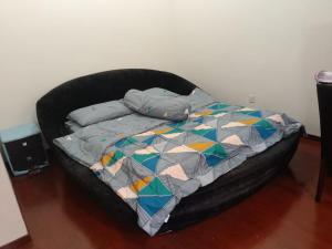 Postel nebo postele na pokoji v ubytování Master Bedroom Villa Damansara near IOI Damansara Mall and Segi College