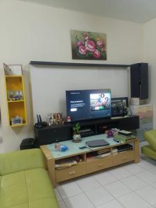 Μια τηλεόραση ή/και κέντρο ψυχαγωγίας στο Master Bedroom Villa Damansara near IOI Damansara Mall