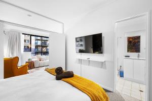 Postel nebo postele na pokoji v ubytování Bespoke East Perth - Sleeps 2 - Superior Wifi + 24 fotografií