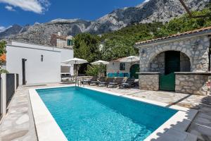 Nespecifikovaný výhled na hory nebo výhled na hory při pohledu z vily