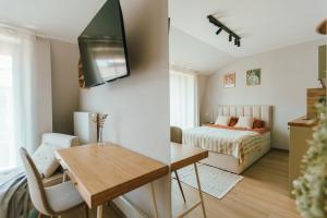 una camera con letto e scrivania con tavolo di Kątowa Studio - Sauna, AC, balcony a Cracovia Altre 25 foto