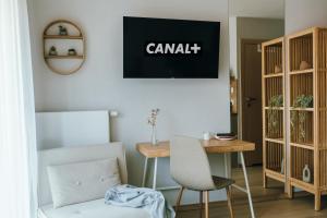 Camera con scrivania, sedia e tavolo di Kątowa Studio - Sauna, AC, balcony a Cracovia