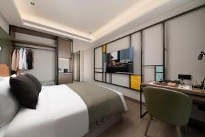Ένα ή περισσότερα κρεβάτια σε δωμάτιο στο Shanghai Jiading New Town Suisse Place Apartment Hotel