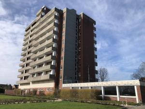 wysoki budynek przed budynkiem w obiekcie Tief 10 Strandkieker Meerblick 1102 w mieście Wangerland +49 zdjęć