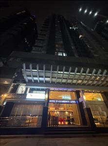 マニラにあるFolks Hubの夜の高層ビルの店先