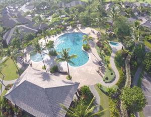 Una vista aérea de una piscina en un resort. en SWEET HEAVEN Upscale 4BR KaMilo Home with Bikes and Golf Clubs, en Waikoloa