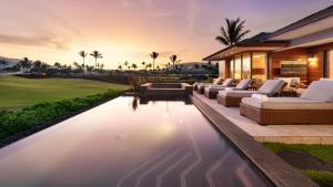 ワイコロアにあるELEGANT ESCAPE Elegant 4BR Laulea Home with Pool and Ocean Viewの裏庭のプール