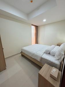 巴淡岛中心53rd Floor, 2 BR, Netflix, Apt with view by SKY的一间卧室配有一张床和一张桌子