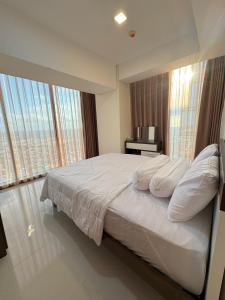 巴淡岛中心53rd Floor, 2 BR, Netflix, Apt with view by SKY的卧室里有一张大床，床单和枕头都是白色的