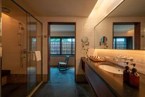 Bilik mandi di Hangzhou West Lake Anyu Hotel