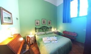 sypialnia z łóżkiem z butami w obiekcie Le Civette Country Resort w mieście Bagno a Ripoli +43 zdjęcia