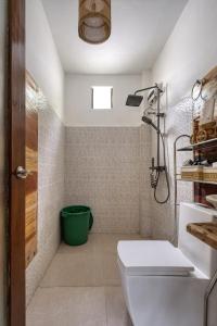 Vannituba majutusasutuses Central Cozy Bungalow 1 with AC and WIFI 5 min to Beach +6 fotot