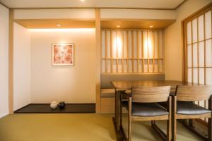 Tomonoya Signature Ryokan Namhae客房内的一张或多张床位