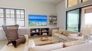 Posezení v ubytování MAUNA KEA BEACH ESCAPE Luxurious home in private community with Heated Private Pool and Spa Detached Ohana Suite