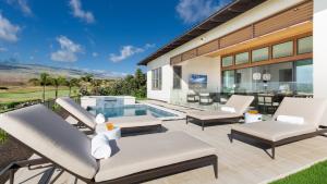 Bazén v ubytování MAUNA KEA BEACH ESCAPE Luxurious home in private community with Heated Private Pool and Spa Detached Ohana Suite nebo v jeho okolí