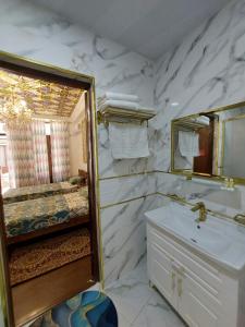 Ванная комната в Hotel Gulnaraxanum Boutique This hotel is nearby the center of the old city Every room decorated in the unique style