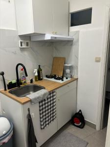 a small kitchen with a sink and a stove at Studio équipé in Brussels