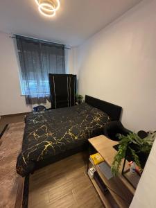 a bedroom with a bed and a table at Studio équipé in Brussels