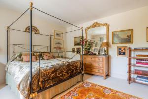 Postel nebo postele na pokoji v ubytování Elegant Cotswold Retreat