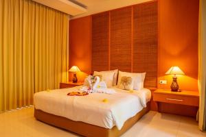 una camera da letto con un letto con un animale di peluche sopra di Jineng Febe G Villa a Seminyak Altre 16 foto