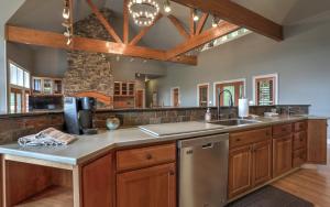 Dapur atau dapur kecil di Field of Stars - Custom finishes gorgeous lake views games more