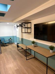 TV a/nebo společenská místnost v ubytování Bloom Boutique Hotel