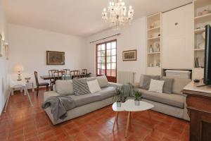 una sala de estar con un sofá y una mesa en FORTE DEI MARMI - 500m to the sea, en Marina di Massa