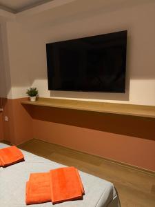 TV a/nebo společenská místnost v ubytování Bloom Boutique Hotel
