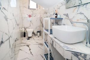 ハニオティスにあるVilla Shantiの大理石の壁のバスルーム(大きな白いシンク付) +51枚の写真