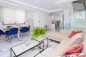 ハニオティスにあるVilla Shantiのソファとテーブルのあるリビングルーム