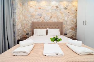 ハニオティスにあるVilla Shantiのタオルが敷かれた大きなベッドのある寝室