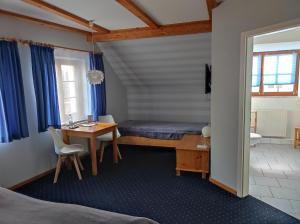 Postel nebo postele na pokoji v ubytování Hotel Blaue Blume