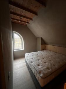 ein Schlafzimmer mit einem Bett und einem Fenster in der Unterkunft Duinenhuis Edgard in Koksijde