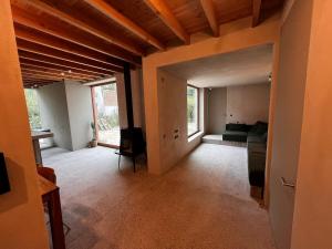 ein Wohnzimmer mit Sofa und Fernseher in der Unterkunft Duinenhuis Edgard in Koksijde