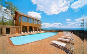 セバービルにあるBigfoots Vista Viewsのラウンジチェア付きのスイミングプール、