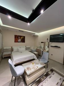 Una cama o camas en una habitación de Jacuzzi Escape