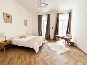 Un dormitorio blanco con una cama y un escritorio. en Cannes Banane, en Cannes 13 fotos más
