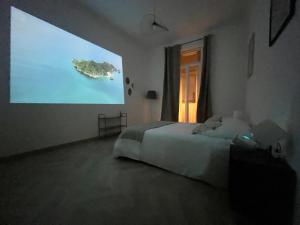 Habitación con cama y pantalla grande en Cannes Banane, en Cannes