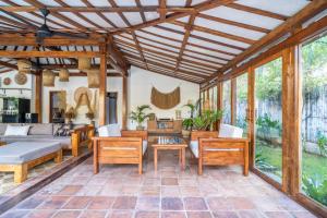 un soggiorno a pianta aperta con soffitti e mobili in legno di Green Diamond Tropical Private Villa a Gili Trawangan Altre 12 foto