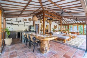 una cucina a pianta aperta e un soggiorno con soffitto in legno di Green Diamond Tropical Private Villa a Gili Trawangan