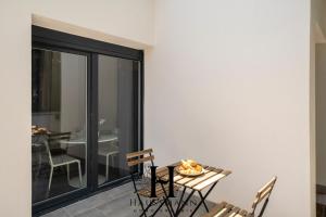 une salle à manger avec une table et des chaises dans l'établissement Studio Calme avec terrasse, à Nancy
