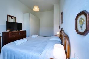 ein Schlafzimmer mit zwei Betten und einem Fernseher an der Wand in der Unterkunft Casella - Boutique Home in Florence in Florenz