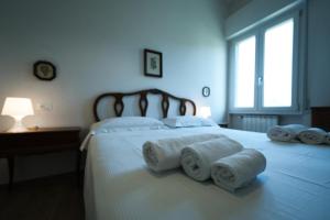 ein Schlafzimmer mit einem Bett mit Handtüchern darauf in der Unterkunft Casella - Boutique Home in Florence in Florenz