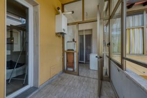 ein Flur eines Hauses mit einer Tür und Fenstern in der Unterkunft Casella - Boutique Home in Florence in Florenz + 11 Fotos