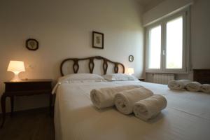 ein Schlafzimmer mit zwei Betten mit Handtüchern darauf in der Unterkunft Casella - Boutique Home in Florence in Florenz