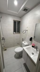 Ένα μπάνιο στο Luxury Cozy Studio Apartment with Eiffel View and Magical Lights