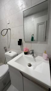 Ένα μπάνιο στο Luxury Cozy Studio Apartment with Eiffel View and Magical Lights +16 φωτογραφίες