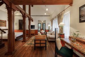 un soggiorno con un letto e un divano di Gokarna Forest Resort Kathmandu a Kathmandu