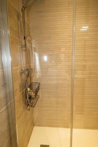 a bathroom with a shower with a glass door at Le Cathé Loft - Climatisé - Proche cathédrale in Montauban