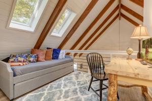 Χώρος καθιστικού στο Mountain Paradise 7033 - Play games enjoy wooded serenity